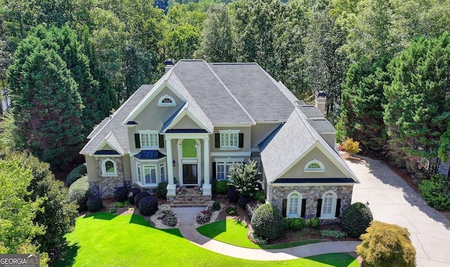 view of front of property featuring a front lawn