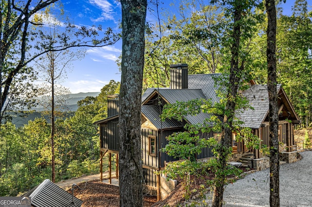 view of front of house featuring a mountain view