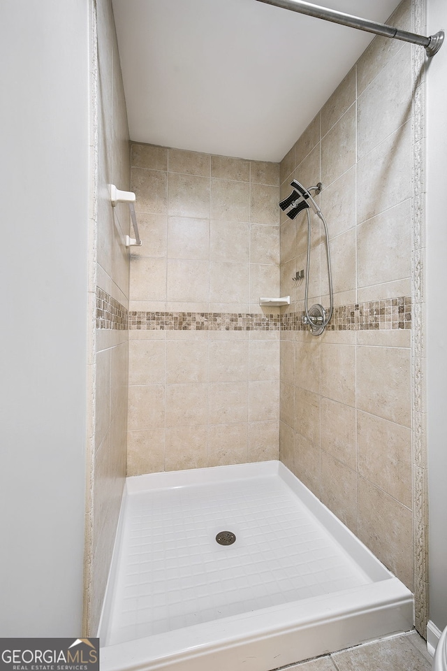 bathroom featuring tiled shower