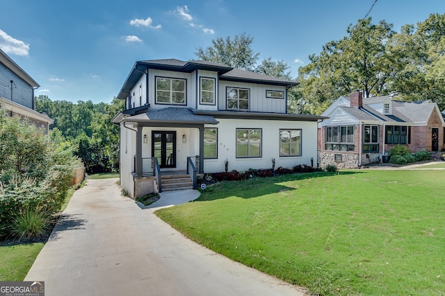 view of front of property featuring a front lawn