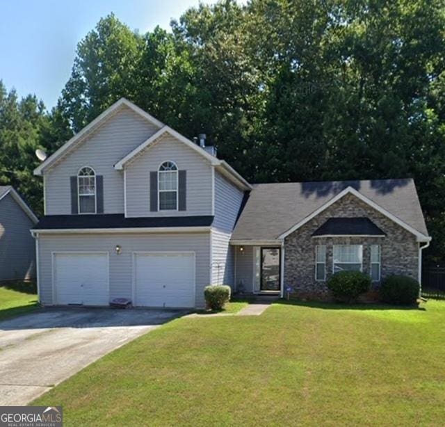 view of front of property featuring a front lawn and a garage