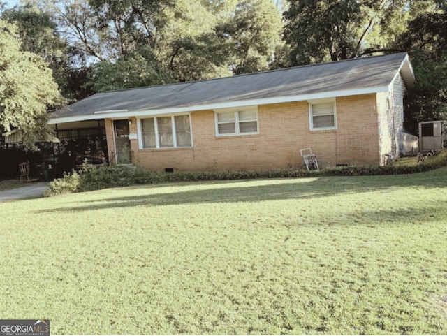 single story home with a front lawn