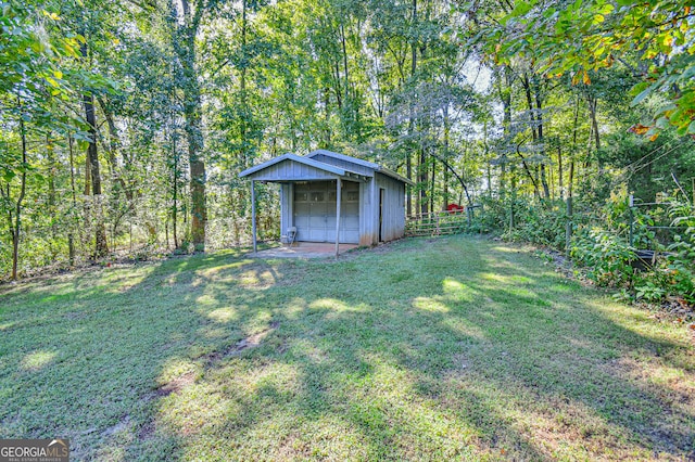 view of yard featuring a garage and an outdoor structure