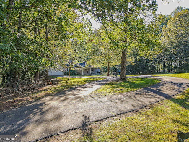 view of front of property featuring a front yard