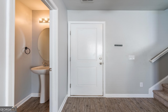 entryway featuring sink and dark wood-type flooring