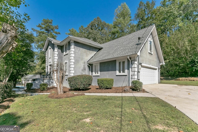 view of front facade with a garage and a front yard