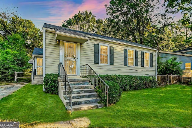 view of front of home featuring a front yard