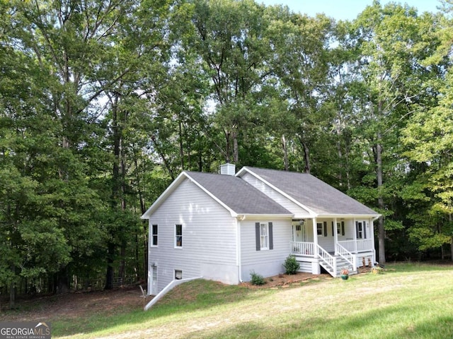 view of front of property featuring a front yard and covered porch