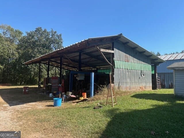 view of outdoor structure featuring a yard