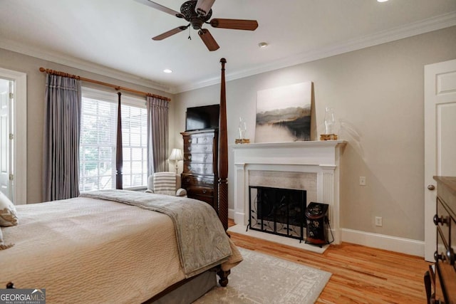 bedroom featuring light hardwood / wood-style floors, ornamental molding, and ceiling fan