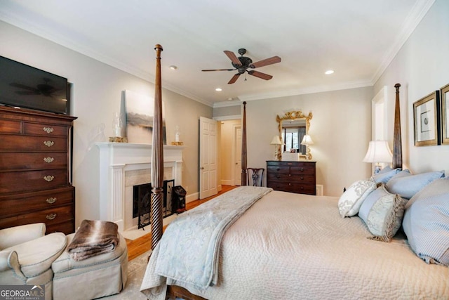 bedroom with crown molding and ceiling fan