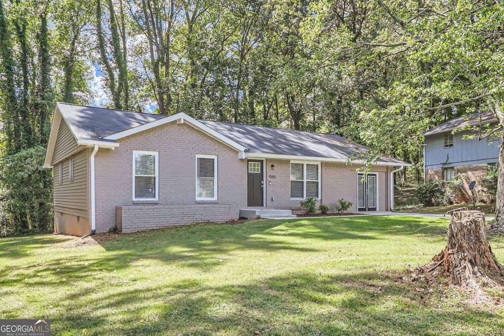 ranch-style house featuring a front yard