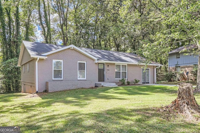 ranch-style house featuring a front yard