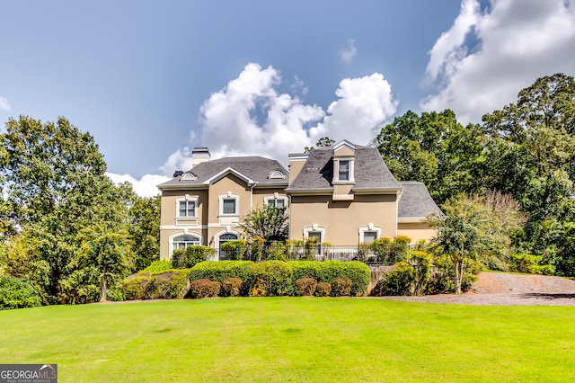 view of front facade with a front lawn