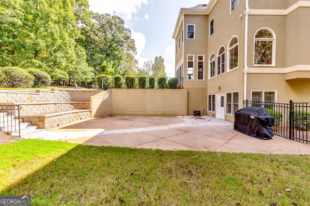 view of yard featuring a patio