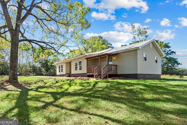 view of front of house featuring a front lawn