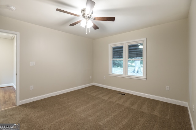 spare room with ceiling fan and carpet flooring