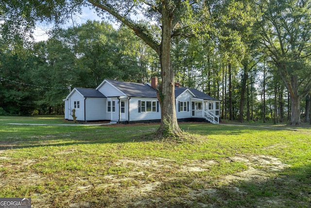 single story home featuring a front lawn