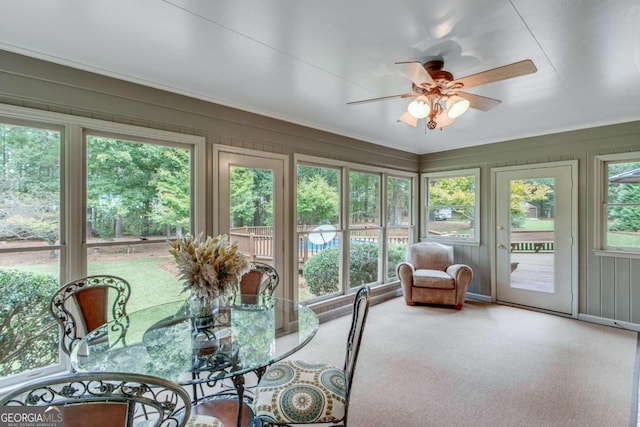 sunroom with ceiling fan