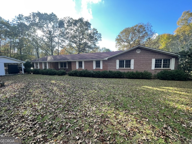 single story home with a front lawn