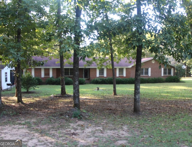 single story home featuring a front lawn