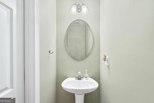 bathroom featuring sink