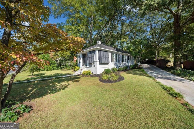 view of front of house featuring a front lawn