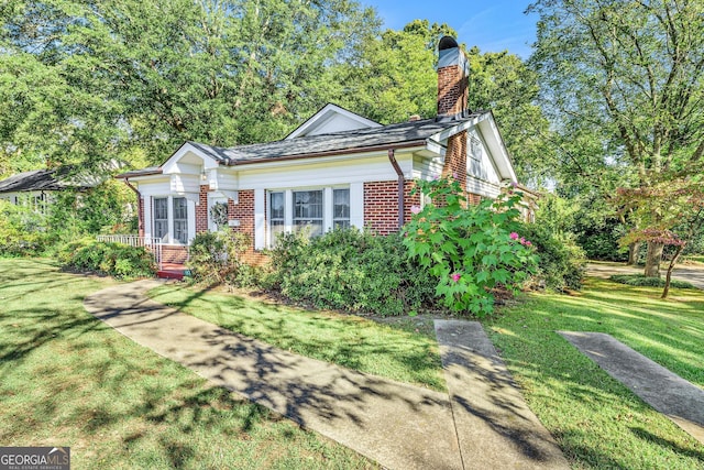 view of front of home featuring a front lawn