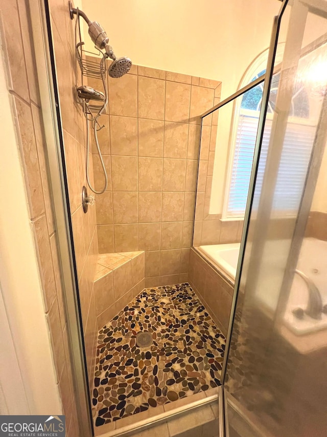 bathroom featuring a tile shower