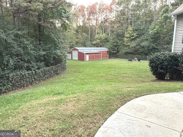 view of yard featuring a garage and an outdoor structure