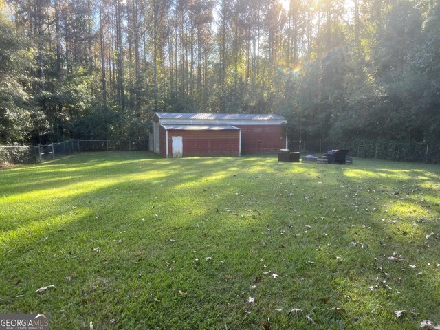 view of yard featuring a garage and an outdoor structure