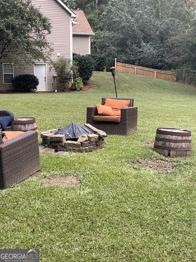 view of yard featuring a fire pit