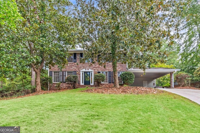 view of front of home with a carport and a front lawn