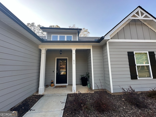 doorway to property with covered porch