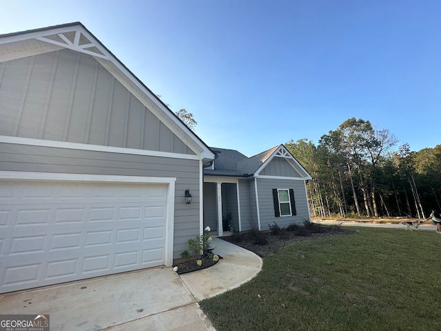 view of front of house featuring a garage and a front lawn