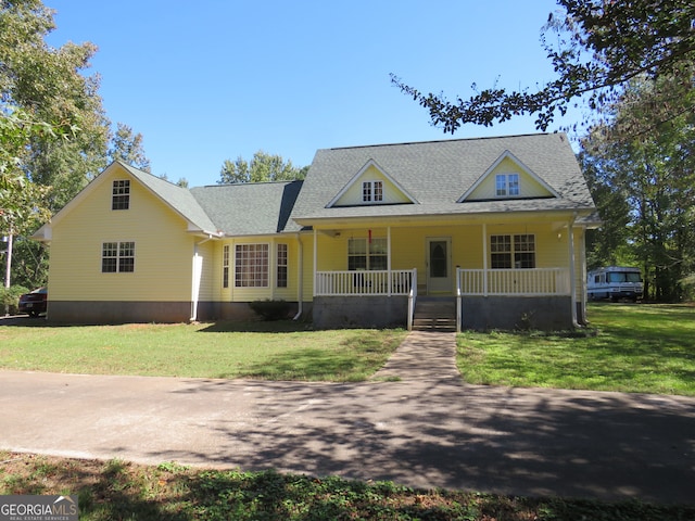 view of front facade featuring a front yard and covered porch