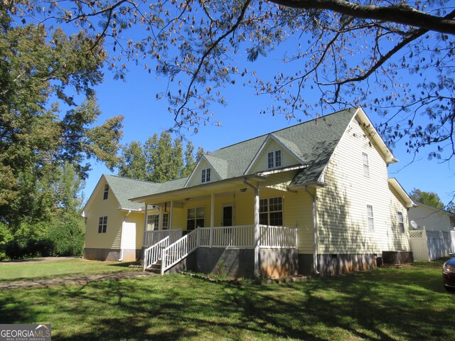 view of front of property with a front lawn and covered porch