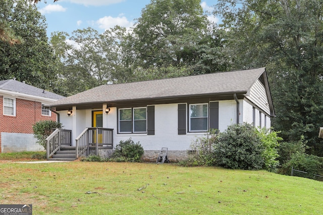 single story home featuring a front lawn