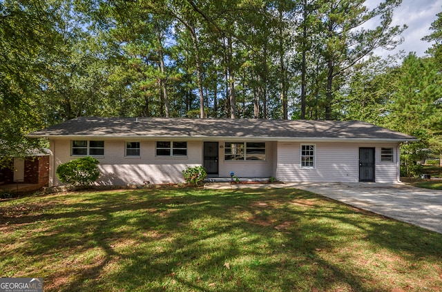 ranch-style house featuring a front lawn