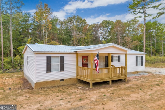 manufactured / mobile home featuring a wooden deck