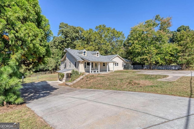 view of front of property featuring a front lawn and a porch