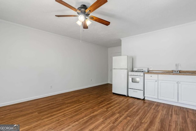 kitchen featuring ceiling fan, wood-type flooring, white appliances, crown molding, and white cabinetry