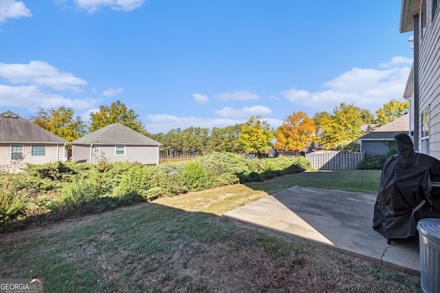 view of yard featuring a patio