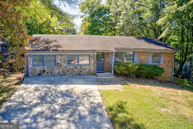 single story home featuring a front yard