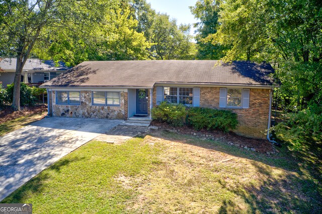 single story home with a front lawn