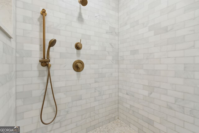 bathroom featuring a tile shower