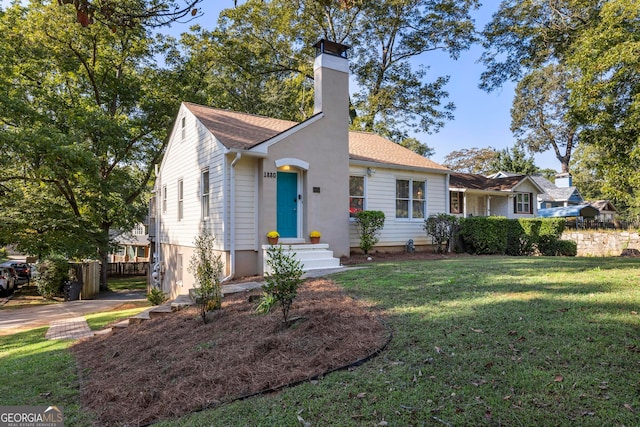 view of front of property featuring a front yard