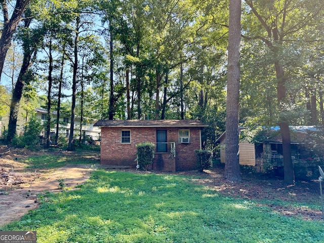 view of front facade featuring a front yard