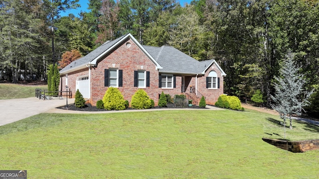 view of front of property featuring a front lawn and a garage