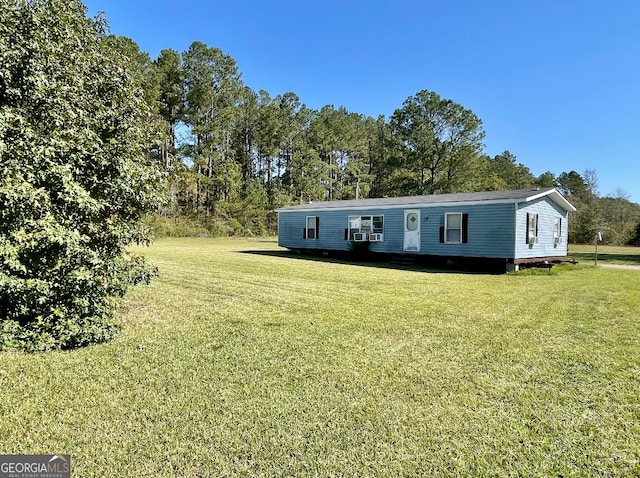 view of front of house featuring a front lawn